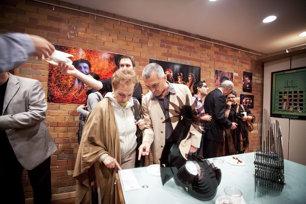 افتتاحیه اولین نمایشگاه دور دوم شش هفته با هنر ایران, مجسمه پلکسی محسن وزیری مقدم  و نقاشی های حمید جبلی بر روی دیوار.