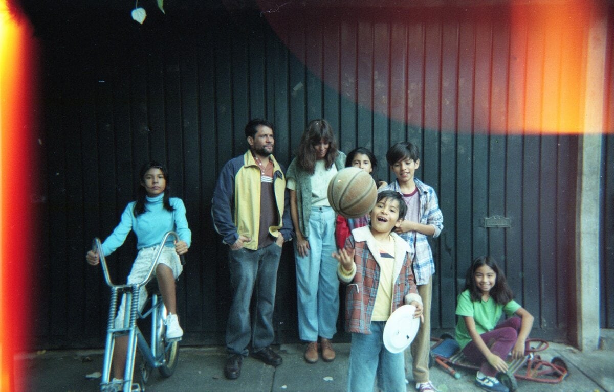 شیطان سیگار می‌کشد (و کبریت‌های سوخته را در همان جعبه نگه می‌دارد)» به کارگردانی ارنستو مارتینز بوسیو از مکزیک